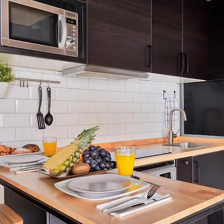La Macarena Airport Apartment