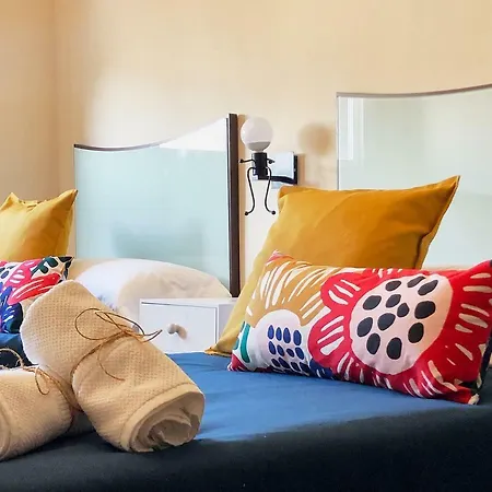 La Macarena Airport Apartment